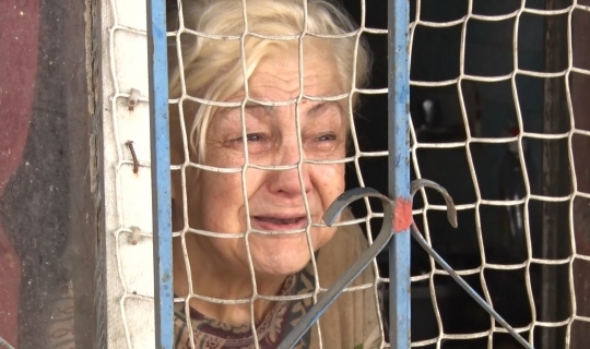Evini su basan yaşlı kadın 20 kedisi için ağladı; evden çıkmak istemedi